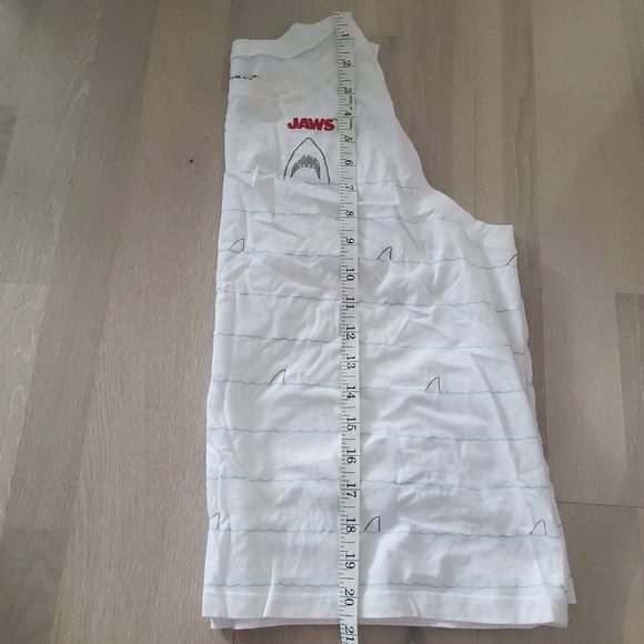 "Jaws" Shark Muscle Crop Tank - Picture 4 of 7